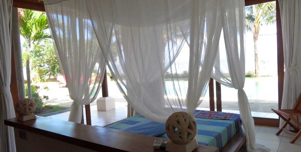 Bedroom 2 with sea view